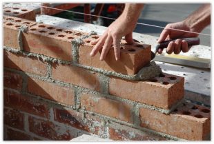 Faire ses travaux de maçonnerie seul ou avec l’aide d’un pro ?