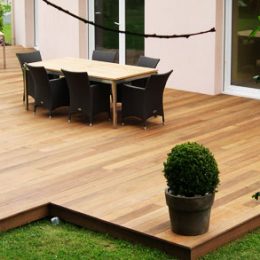 Usage des plots : pour une terrasse en bois solide