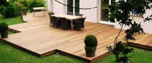 Usage des plots : pour une terrasse en bois solide