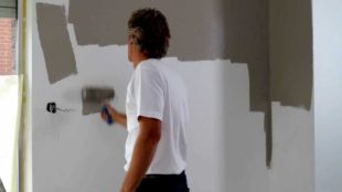 Conseils pratiques pour préparer un mur avant de le repeindre